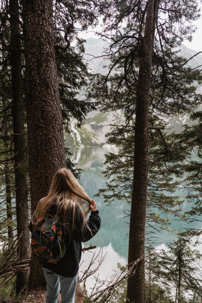 The Best Way To Walk Alone: 7 Tips For Connecting With The World